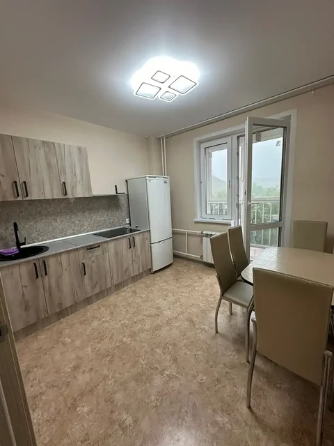 Сдается 2-комнатная квартира в Черемушках на длительный срок - Дома в Красноярск