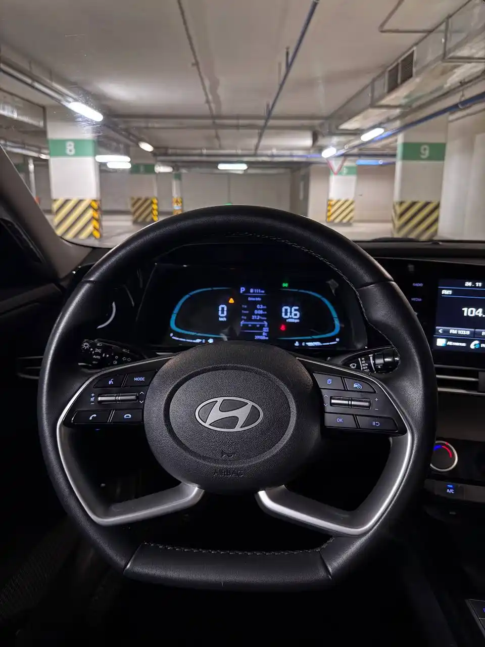 Hyundai Elantra 2023 год