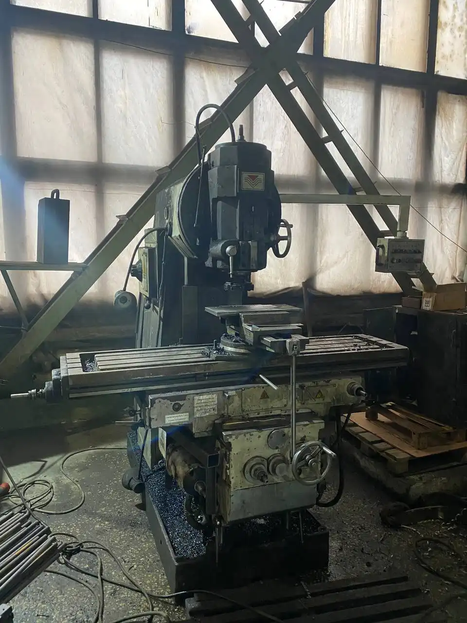 Продам фрезерный станок с дополнительным оборудованием