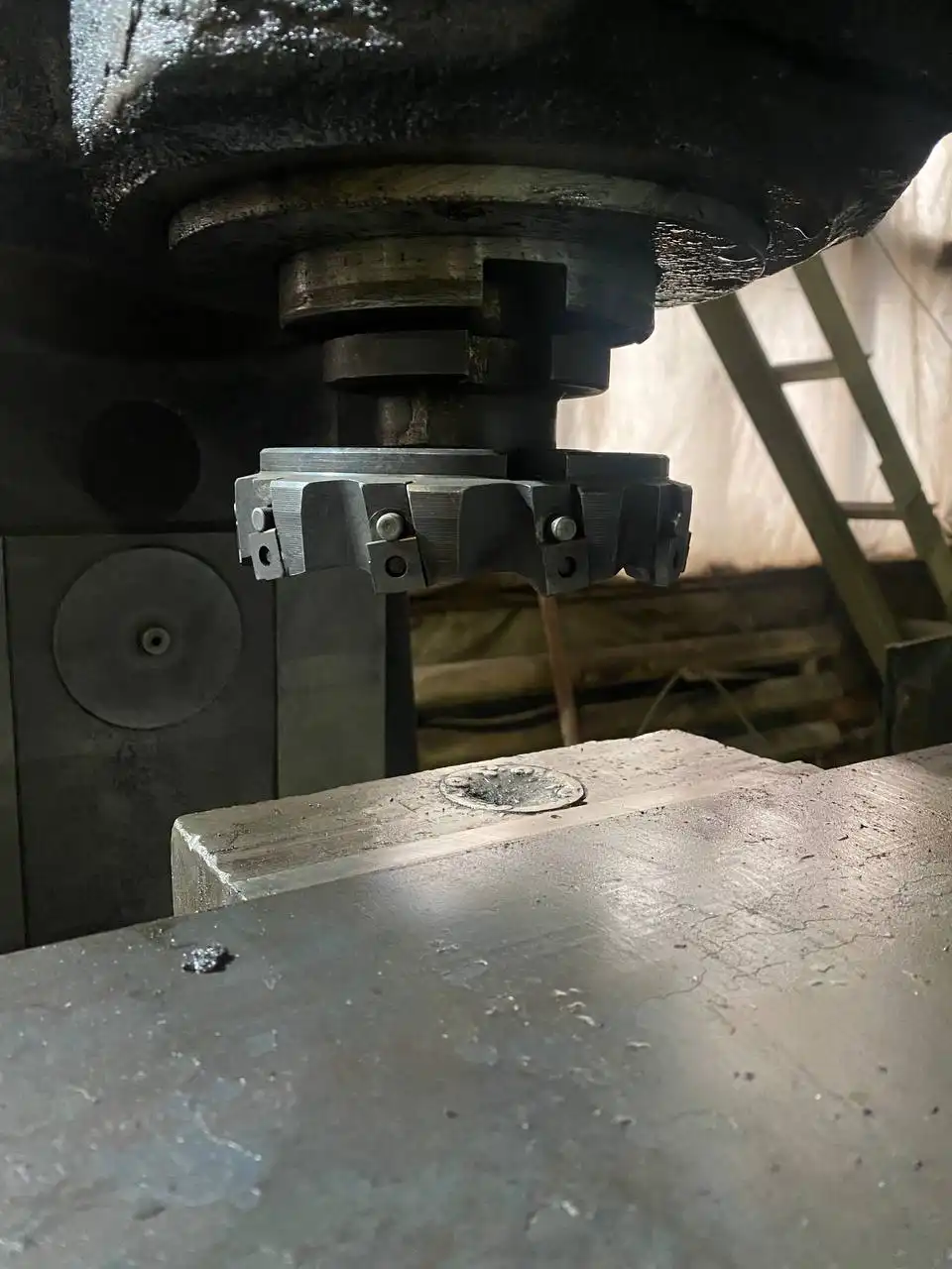 Продам фрезерный станок с дополнительным оборудованием