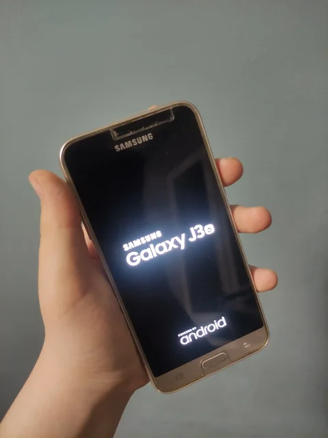 Продажа Samsung Galaxy J3 (2016) в золотистом цвете - Электроника в Екатеринбург