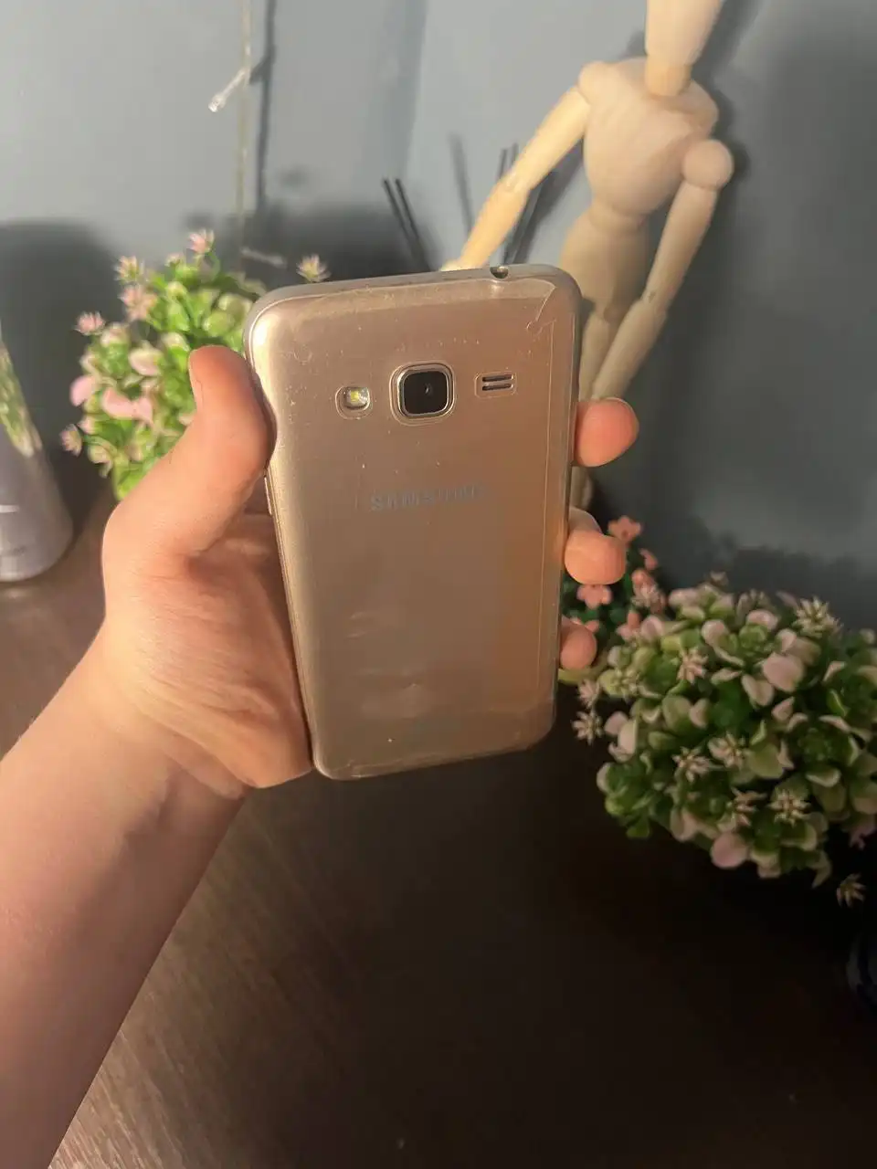 Продажа Samsung Galaxy J3 (2016) в золотистом цвете - Смартфоны (Электроника) в Екатеринбург