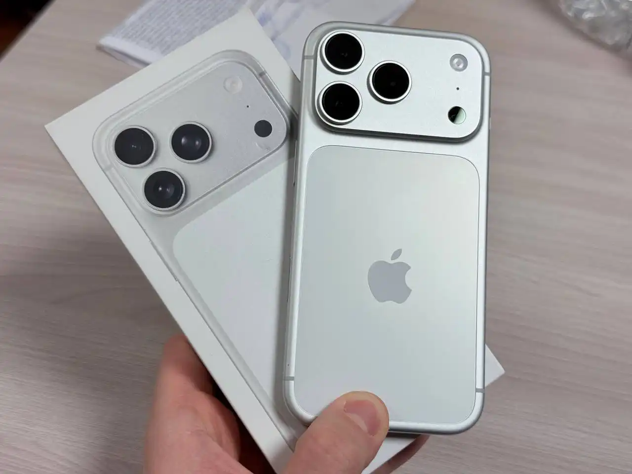 Продам iPhone 17 Pro 256GB Silver - Смартфоны (Электроника) в Екатеринбург