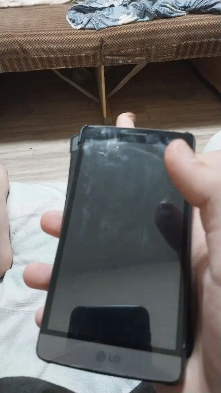 Продам телефон лдж с трещинами и чехлом - Телефоны (Электроника) в Екатеринбург