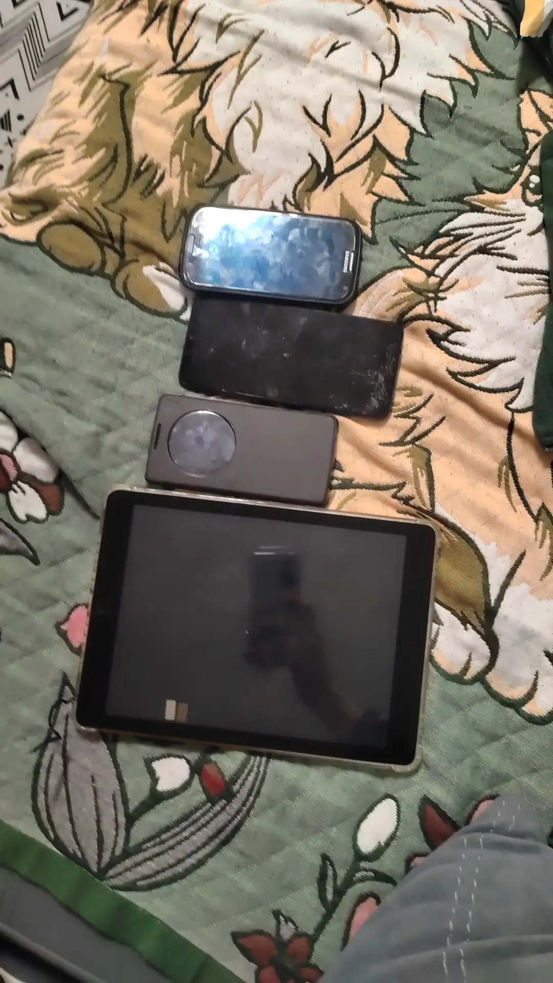 Б/у техника: LG (царапина), Samsung A12 (проблемы), iPad 6 (iCloud, экран), Samsung C3 (только комплектующие) - цена за всё - Телефоны и планшеты (Электроника) в Екатеринбург