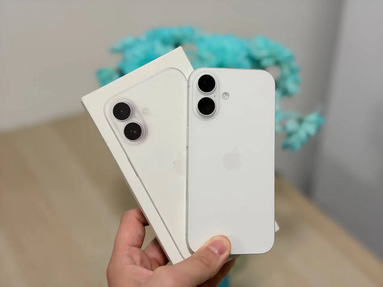 iPhone 16/256GB в отличном состоянии на гарантии - Смартфоны (Электроника) в Екатеринбург