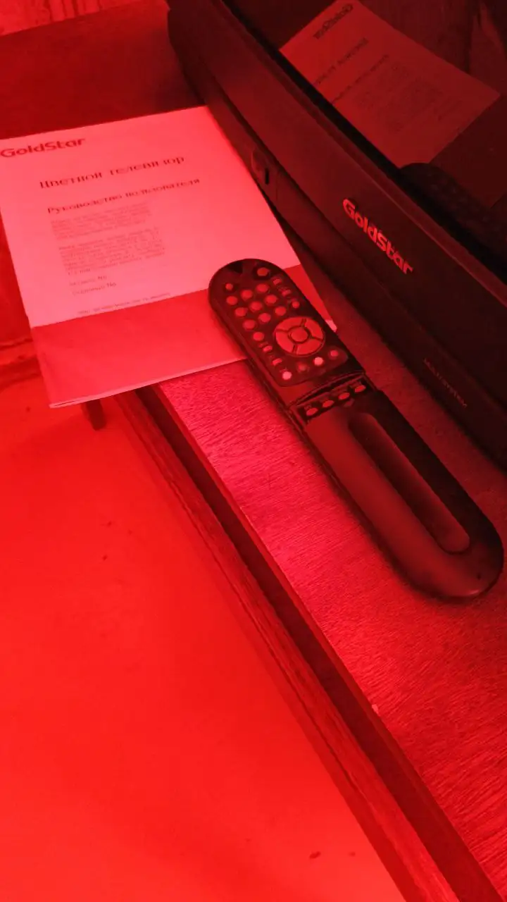 Телевизор GoldStar с пультом - Телевизоры (Электроника) в Неизвестно