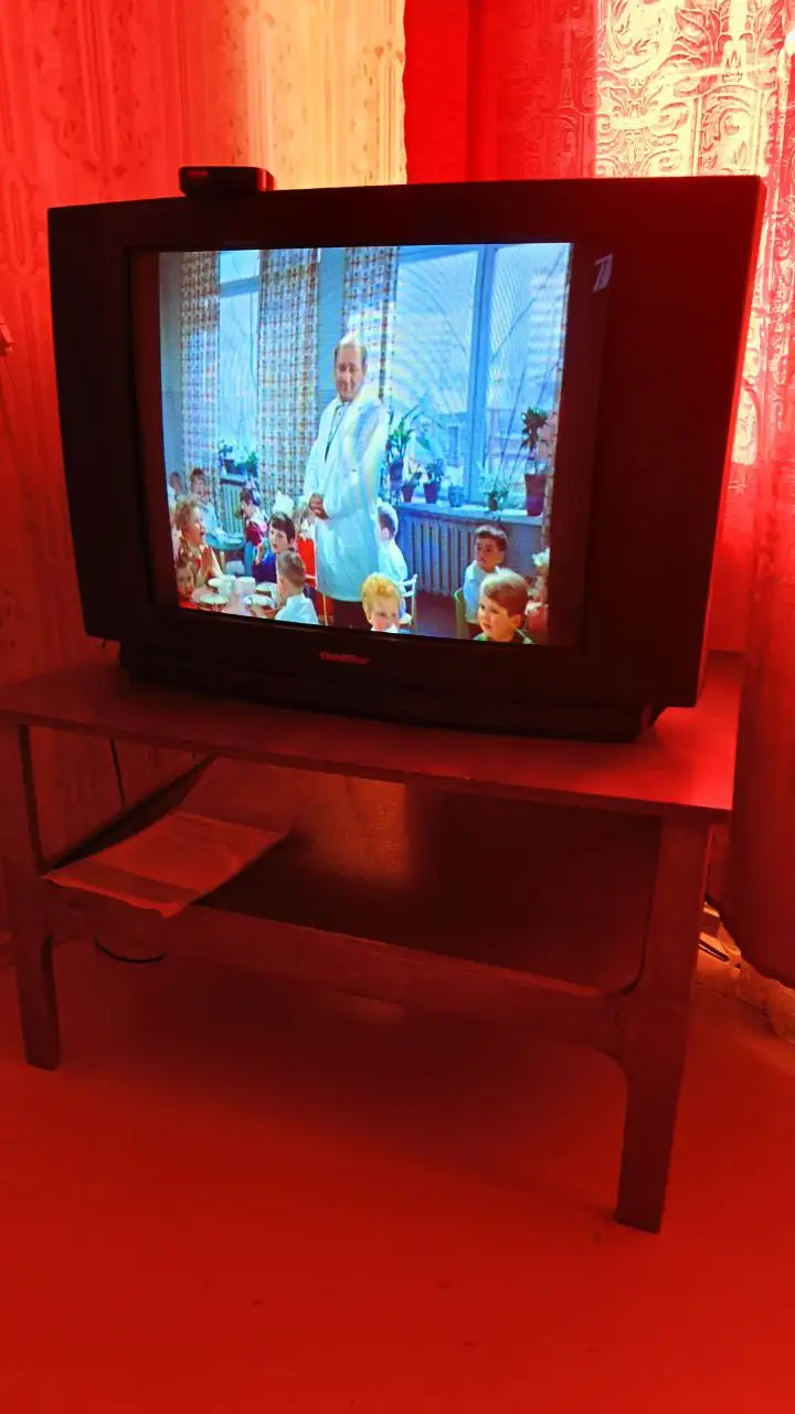 Телевизор GoldStar с пультом - Телевизоры (Электроника) в Неизвестно