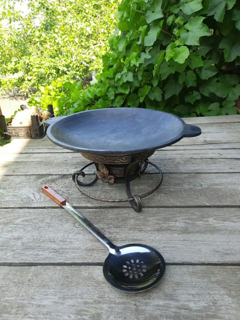 Продам чугунный САДЖ 38см с кованой подставкой - Посуда (Для дома и дачи) в Самара