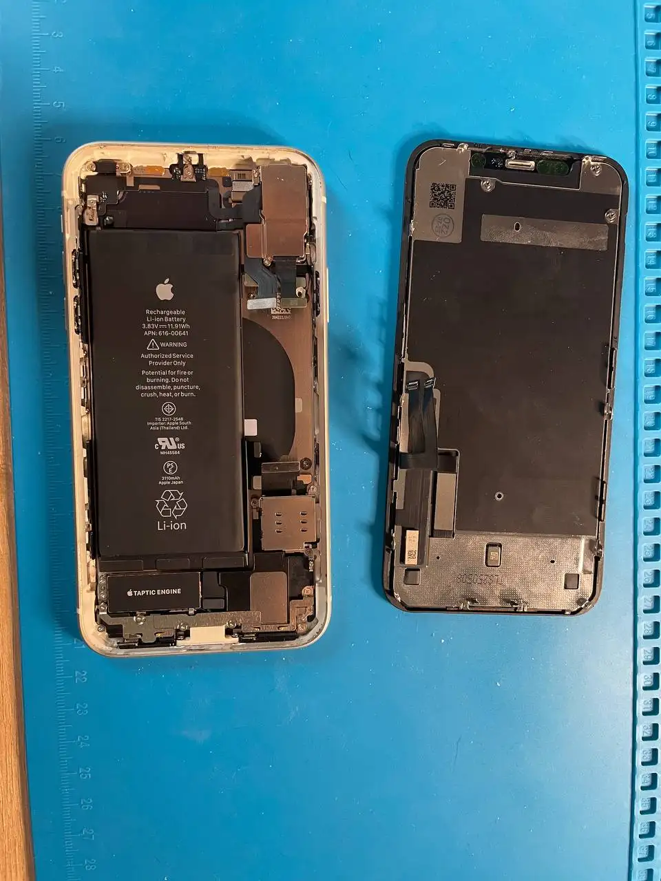 iPhone в разбор (АКБ отстутствует, дисплей норм/кнопкаSOS/срабатывания? - Смартфоны и аксессуары (Электроника) в Неизвестно