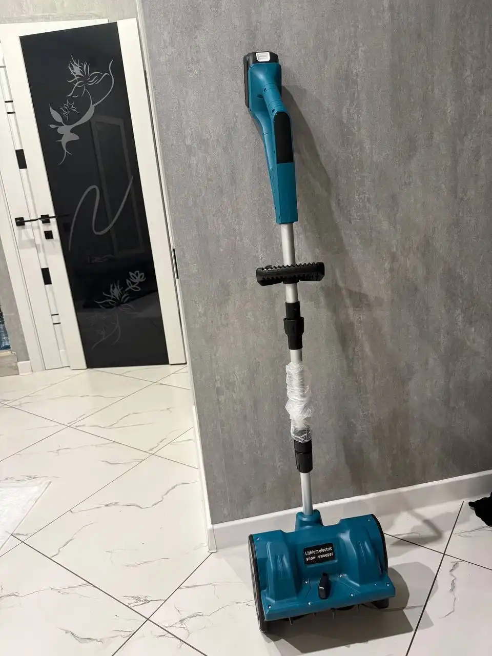 Продам снегоуборочную лопату с двумя аккумуляторами