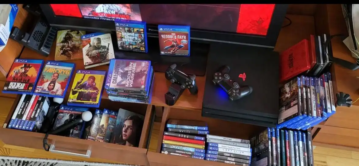 Продам Sony PlayStation 4 PRO 1TB с играми