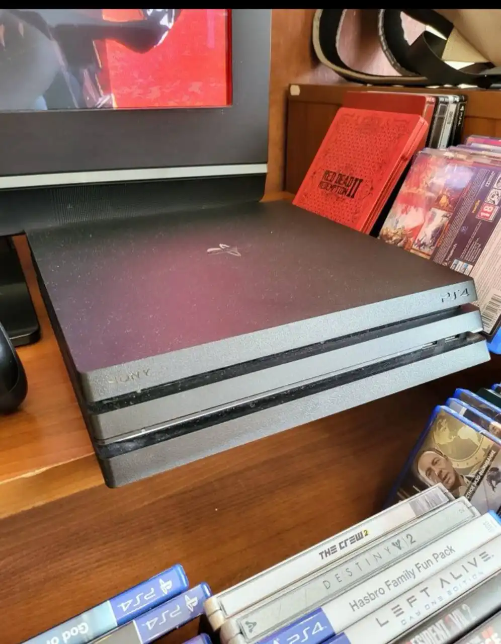 Продам Sony PlayStation 4 PRO 1TB с играми