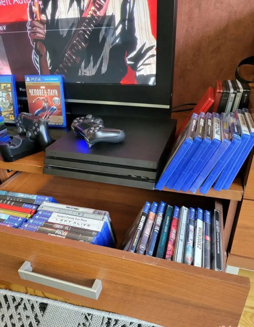 Продам Sony PlayStation 4 PRO 1TB с играми