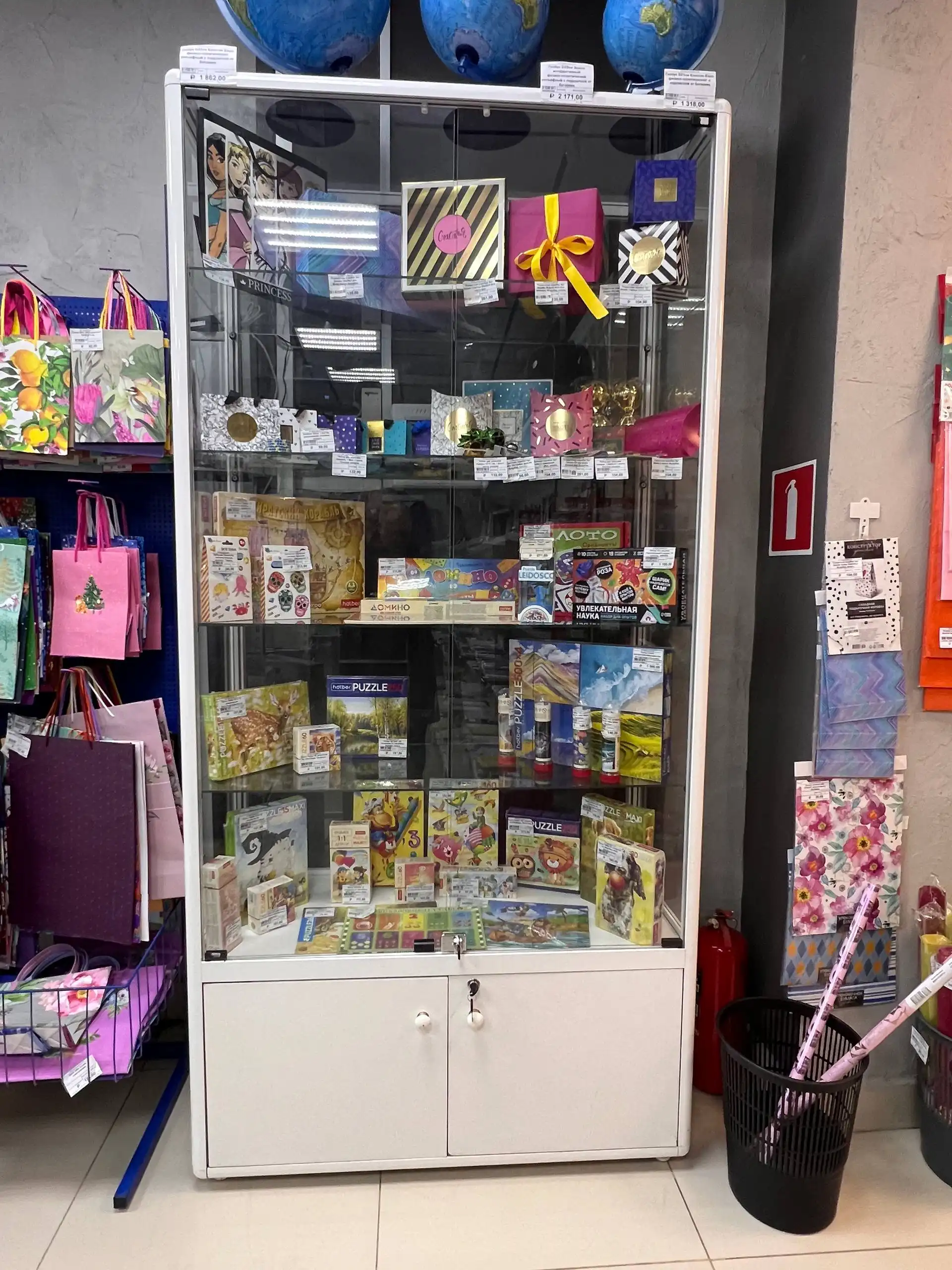 Стильный шкаф-витрина для магазина, барахолки или коллекции (15 шт.) - Торговое оборудование (Готовый бизнес и оборудование) в Самара