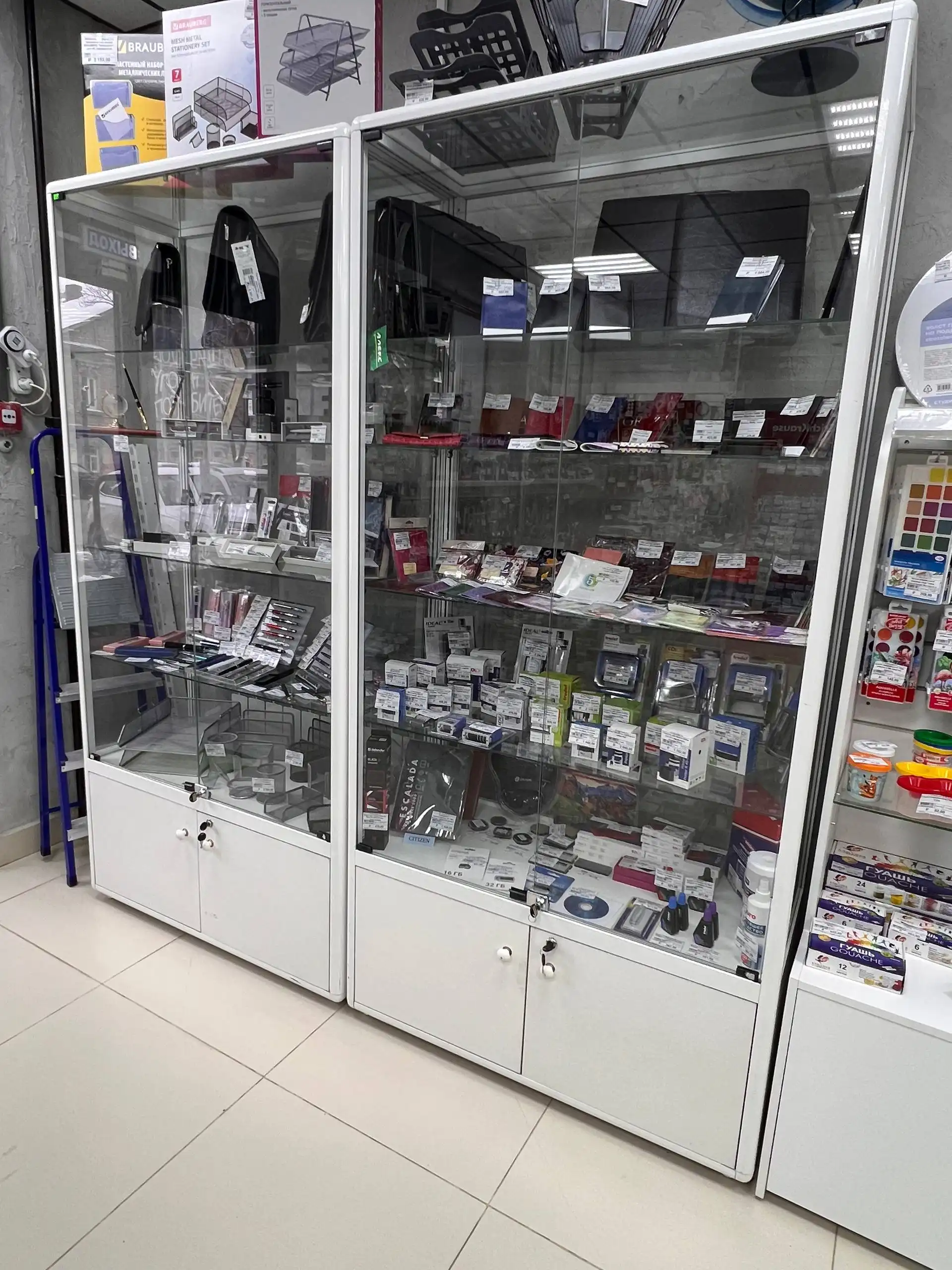 Стильный шкаф-витрина для магазина, барахолки или коллекции (15 шт.) - Торговое оборудование (Готовый бизнес и оборудование) в Самара