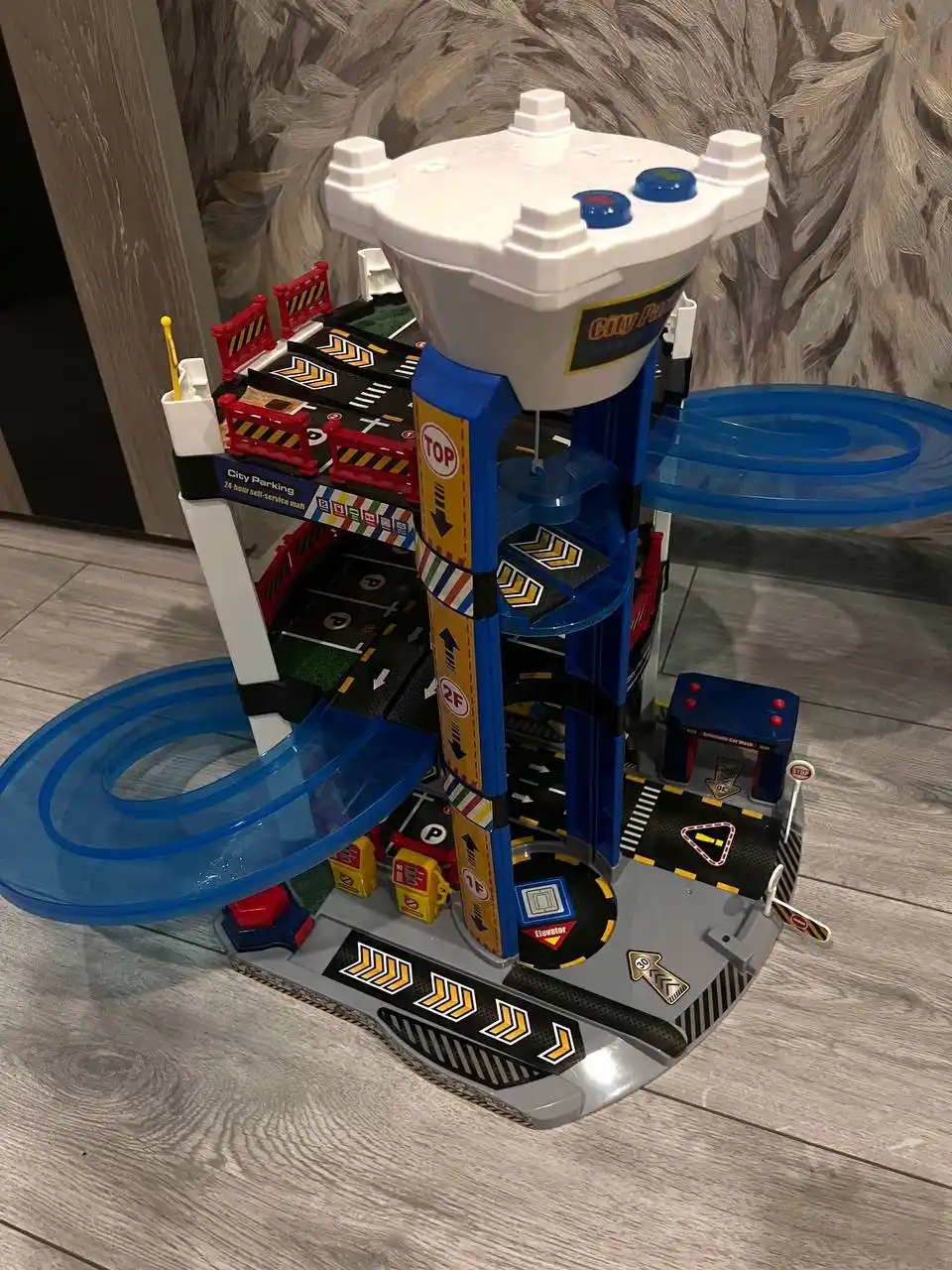 Продам детскую парковку с лифтом