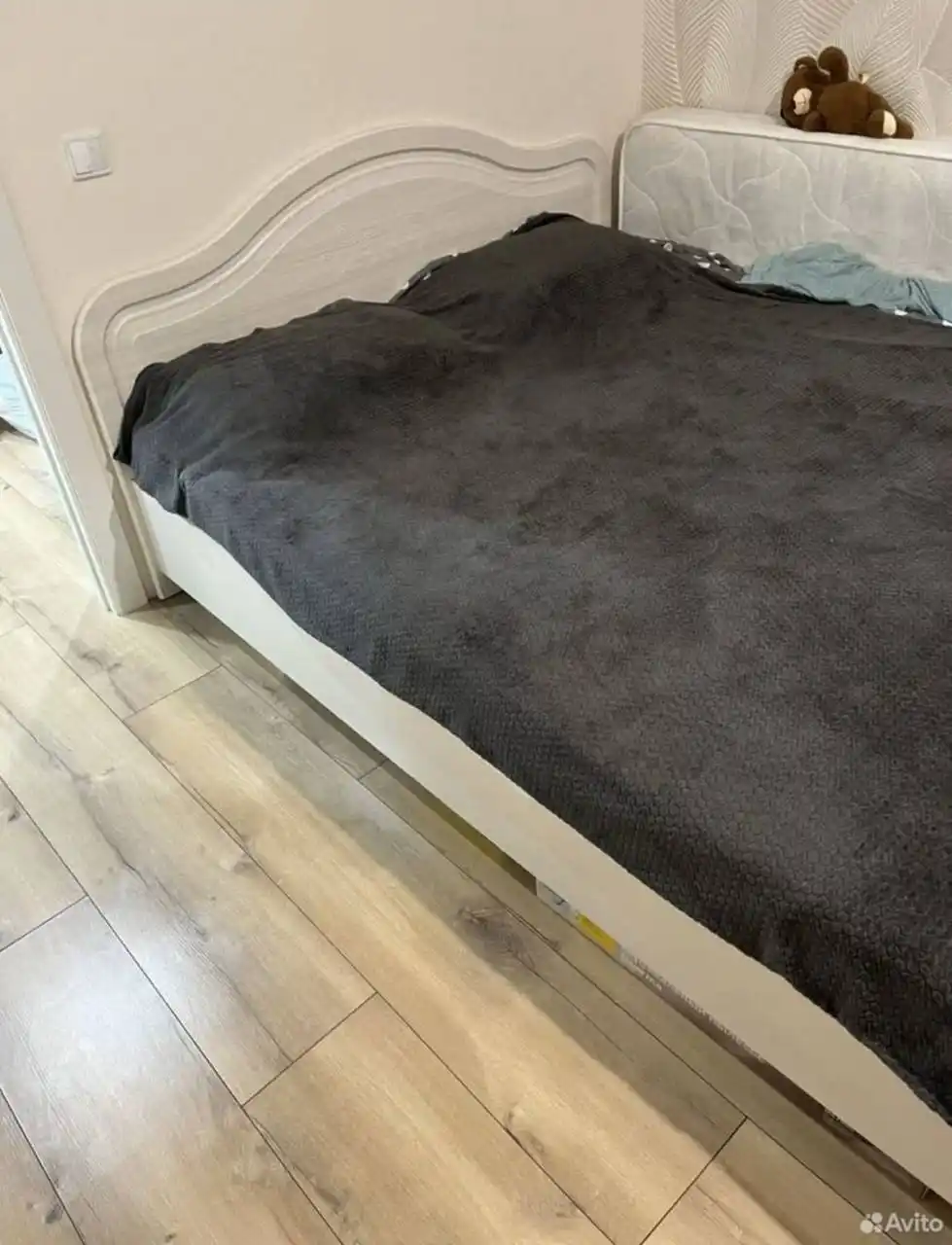 Продается кровать с матрасом и тумбочками