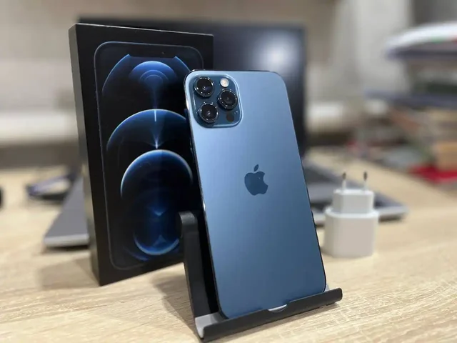 iPhone 12 Pro Max 128 GB с замененным дисплеем и защитным стеклом - Электроника в Уфа