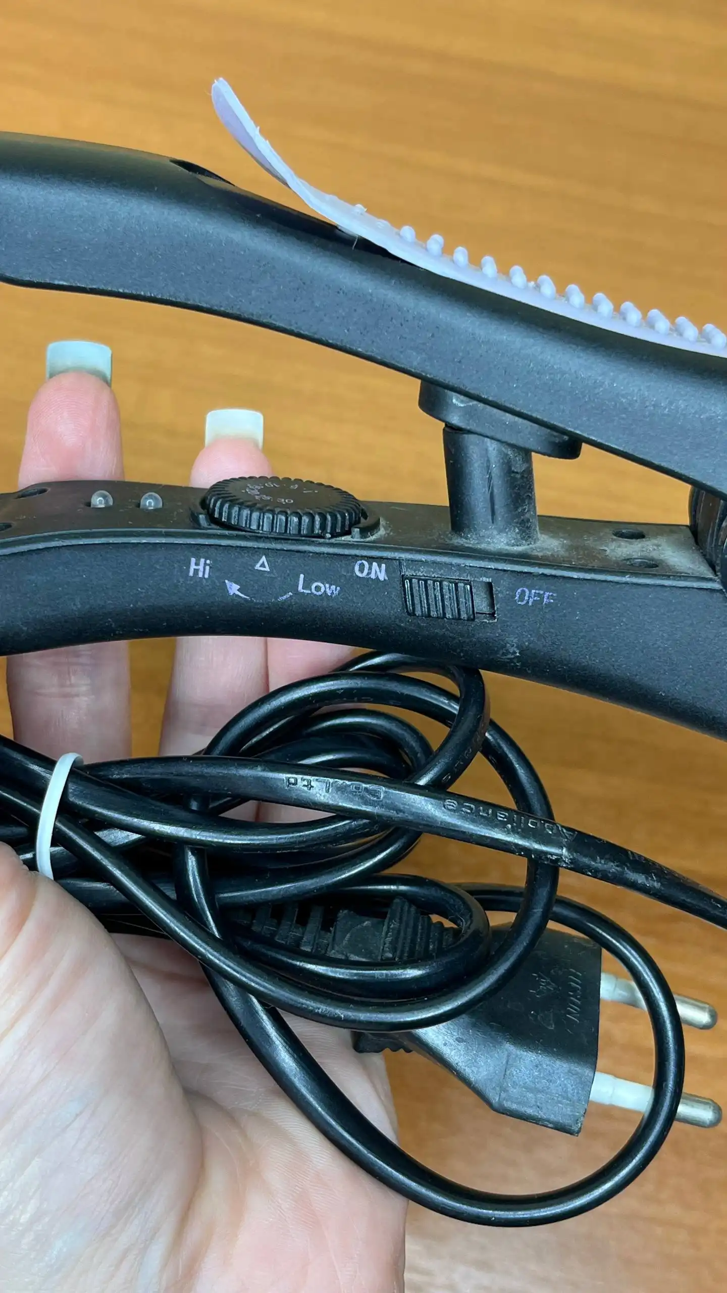 Щипцы для укладки волос с дефектами