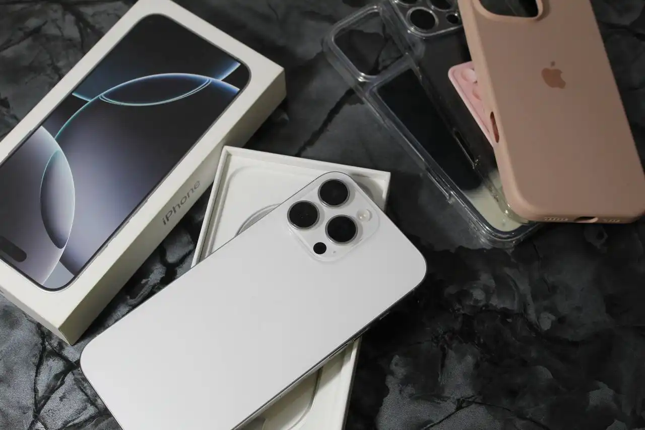 iPhone 16 Pro Max белый в идеальном состоянии