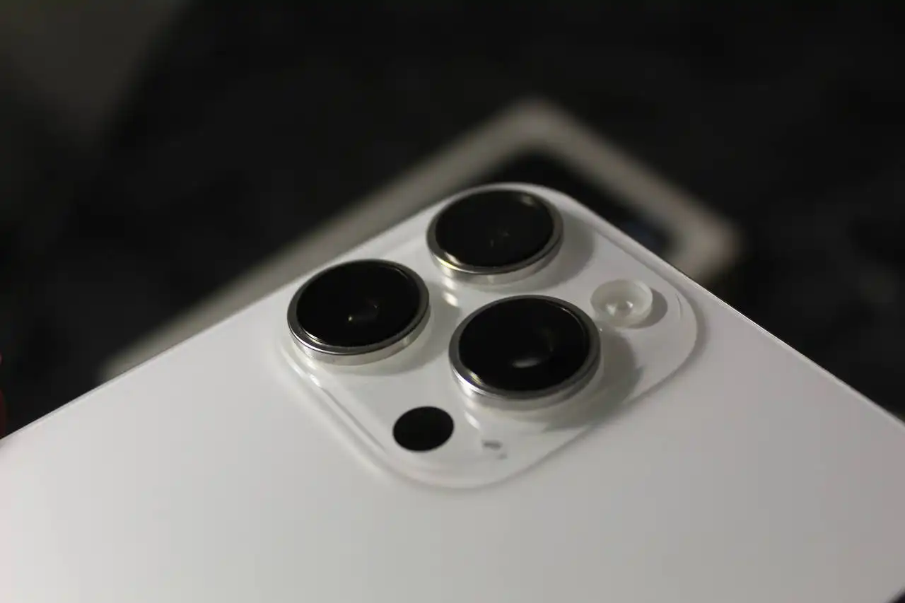 iPhone 16 Pro Max белый в идеальном состоянии