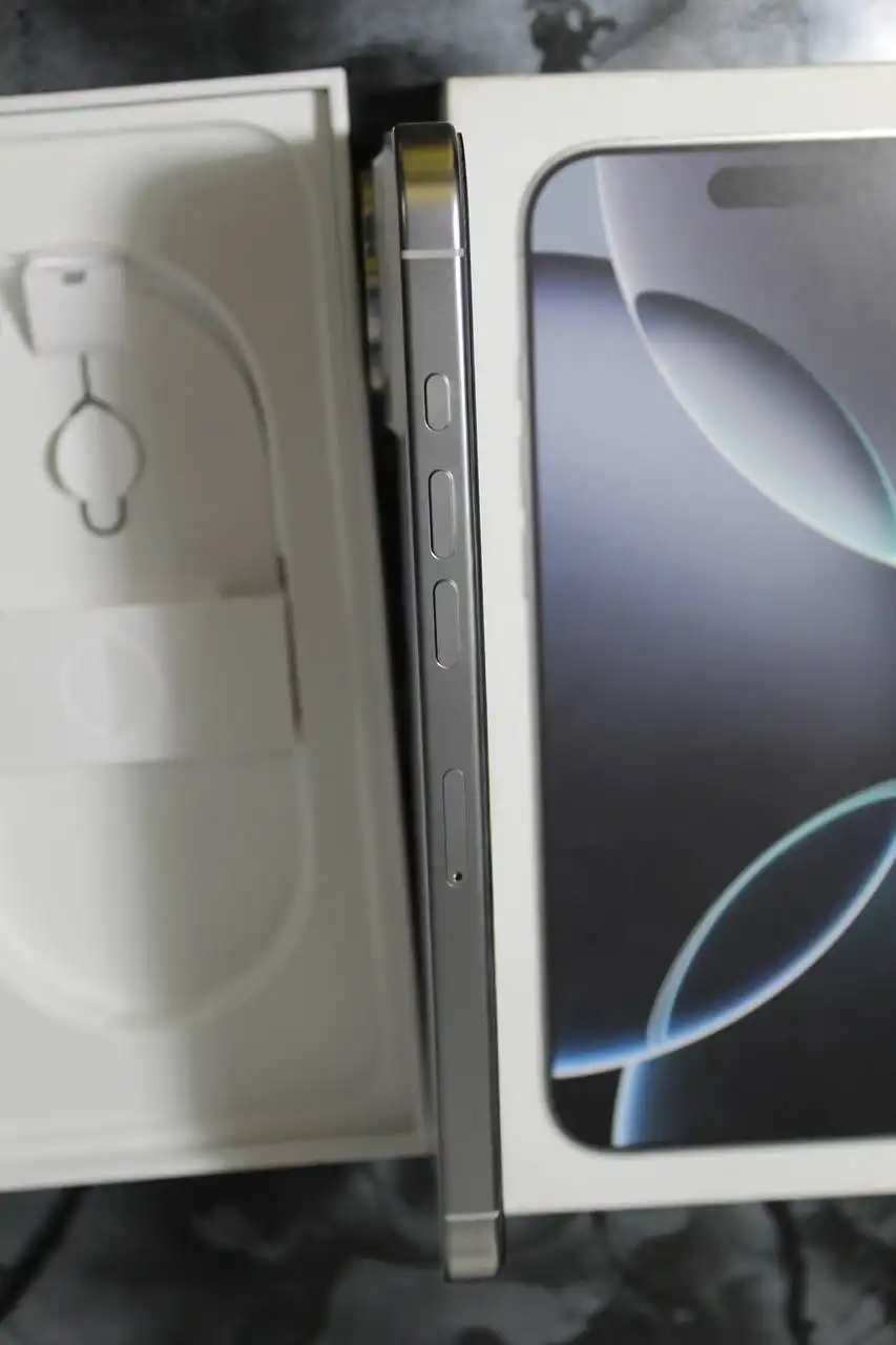 iPhone 16 Pro Max белый в идеальном состоянии