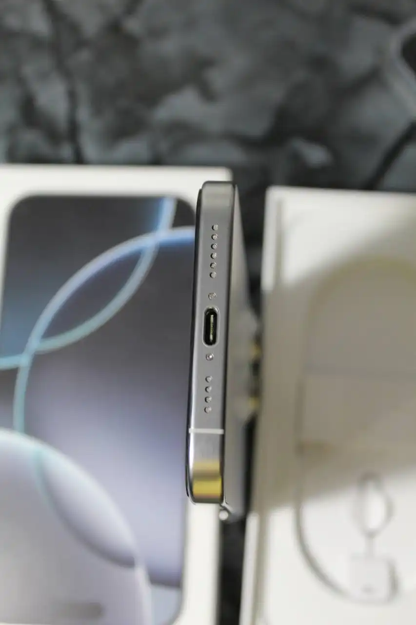 iPhone 16 Pro Max белый в идеальном состоянии