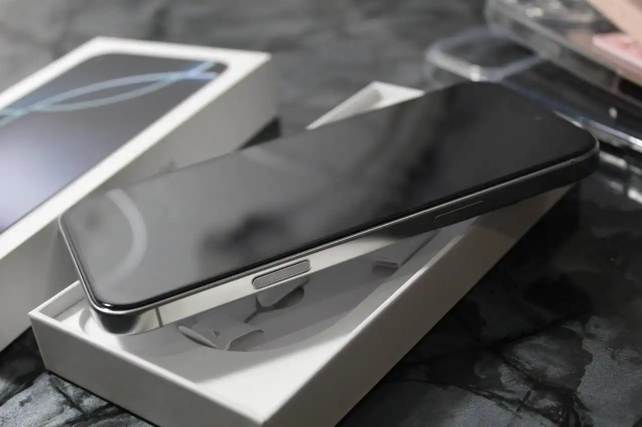 iPhone 16 Pro Max белый в идеальном состоянии