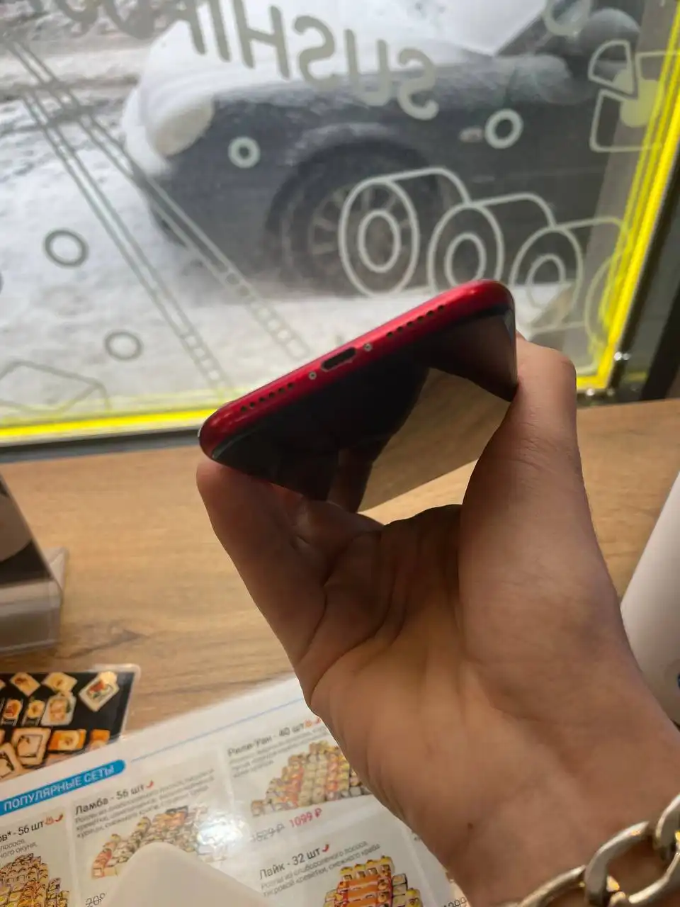 iPhone XR в красном цвете