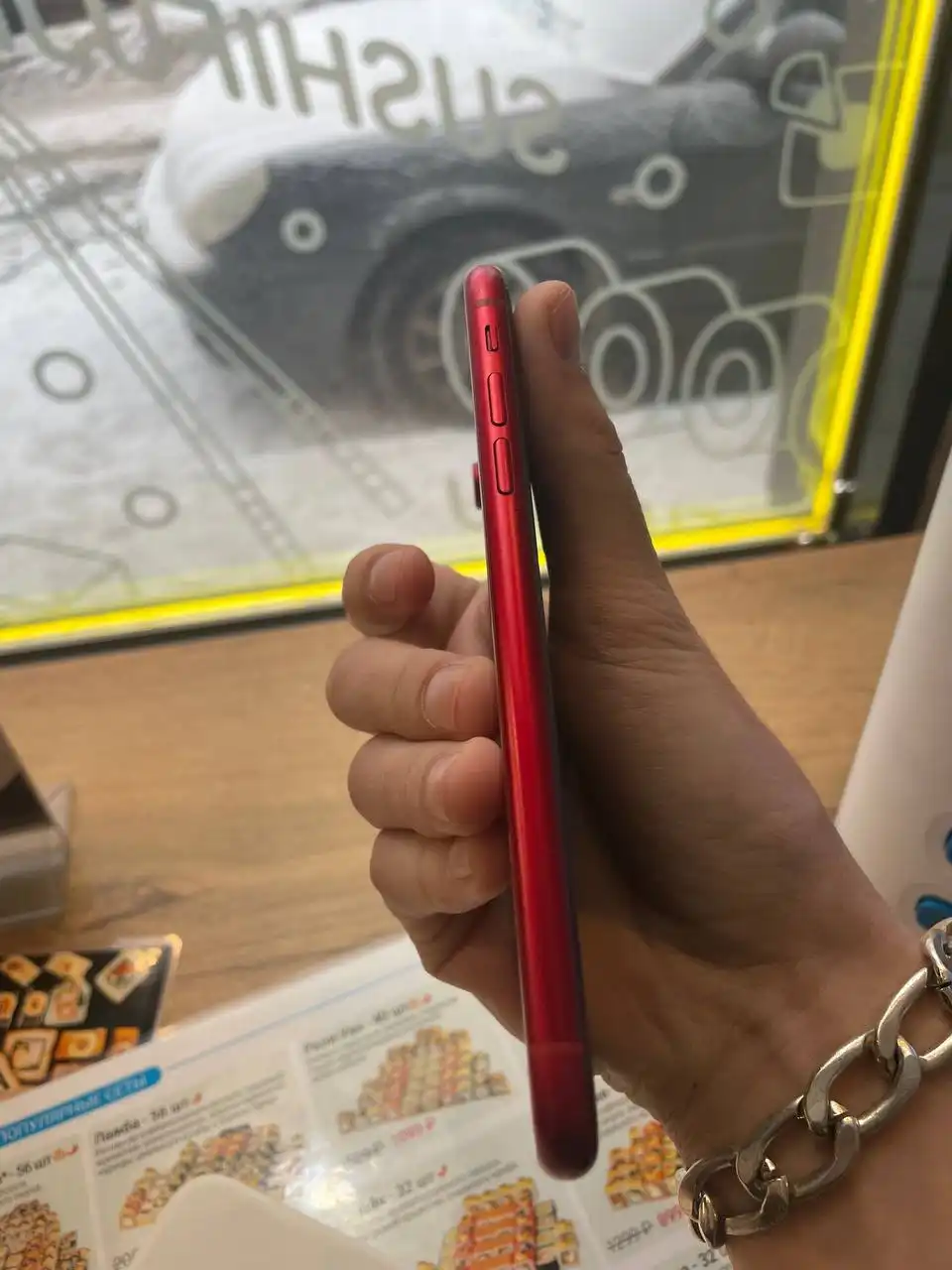 iPhone XR в красном цвете