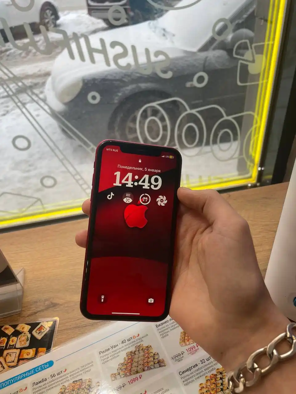iPhone XR в красном цвете