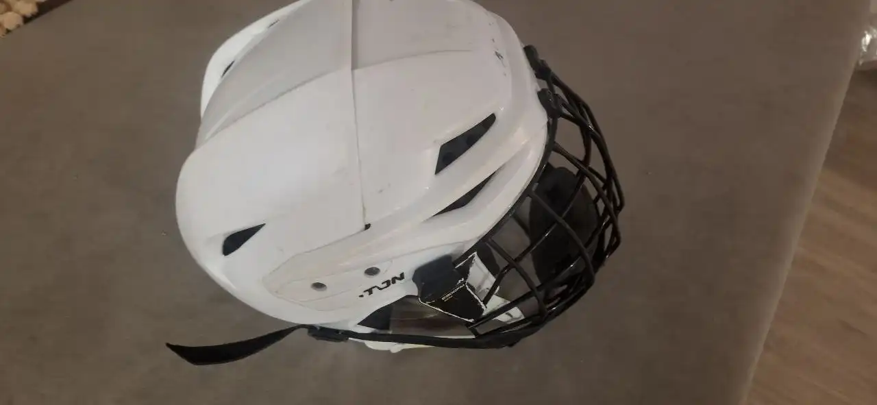 Хоккейный шлем Easton e300fm - Спортивные товары (Барахолка) в Уфа