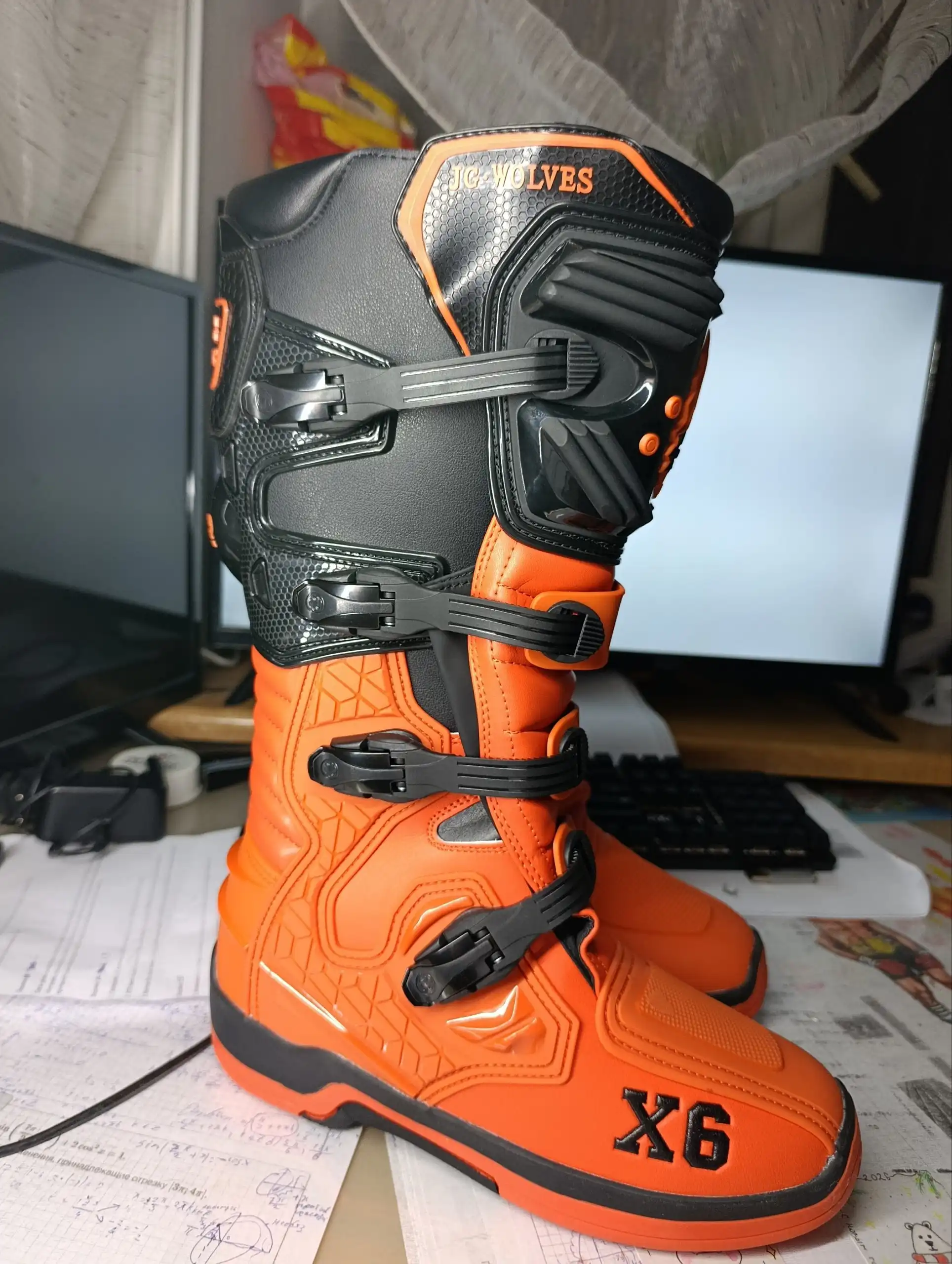 Продажа мотоциклетных ботинок, футбольных бутс, конструктора Lego, триммера и военного шлема - Барахолка в Уфа