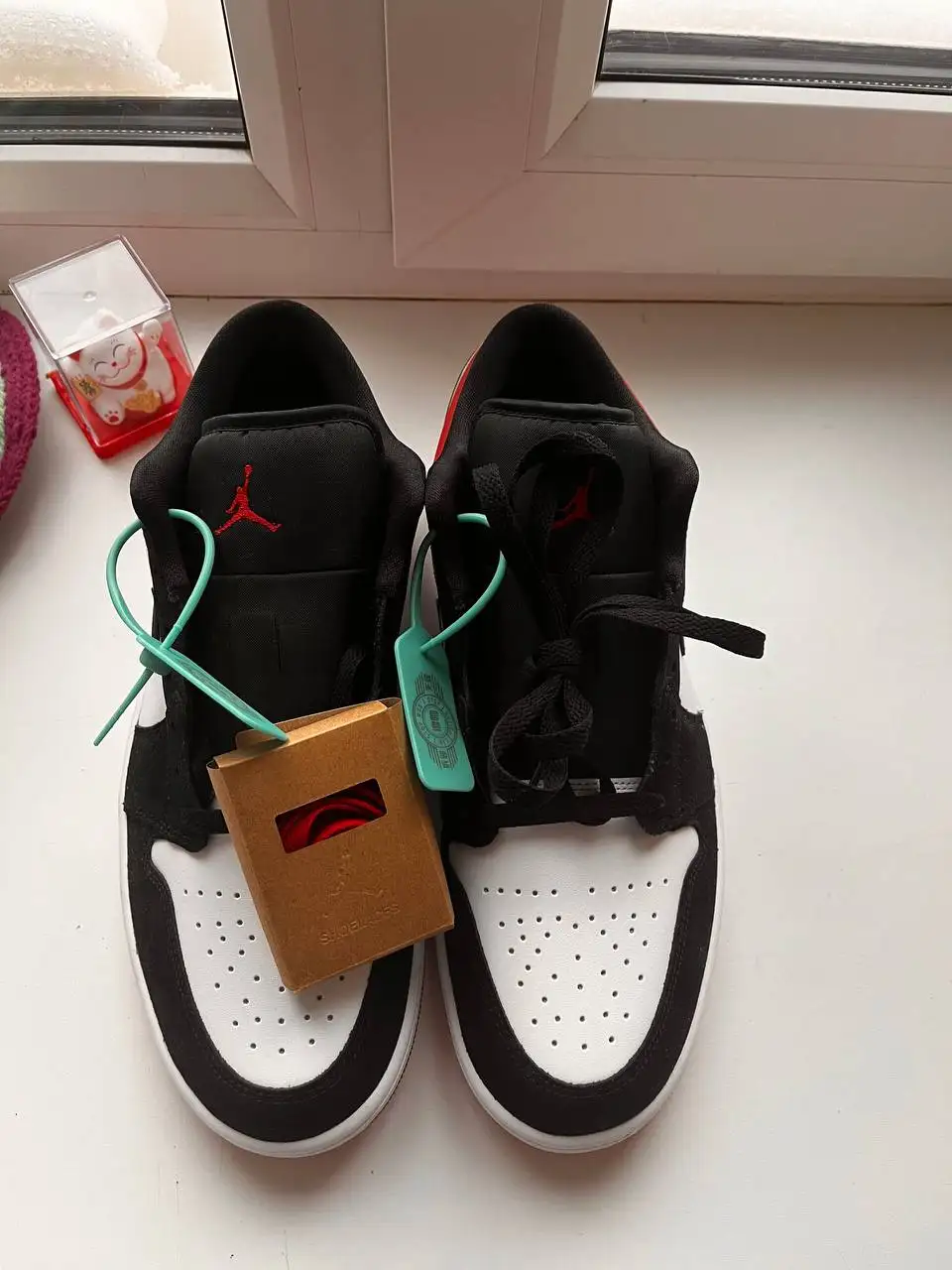 Продажа кроссовок Nike Air Jordan 1low White Black Gym Red 45 размер - Обувь (Одежда) в Уфа