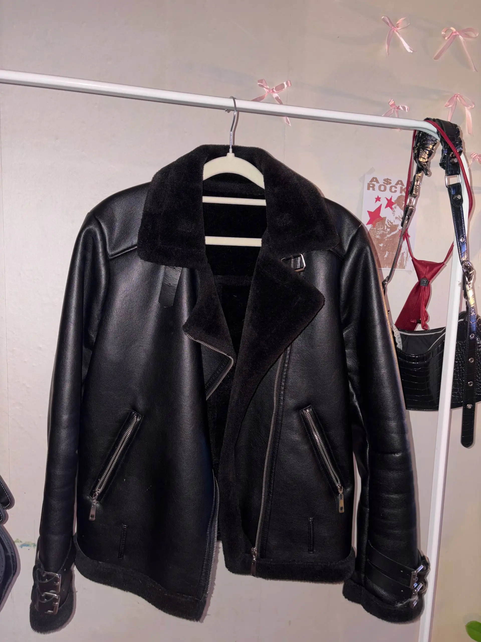 Продажа одежды и аксессуаров: спортивка Adidas, сумки Guess, куртка, футболка CK, дубленка - Одежда в Уфа