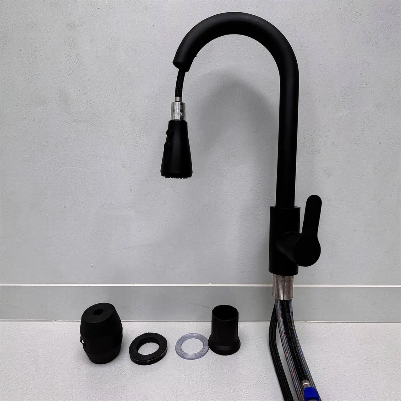 Кухонный смеситель с выдвижной лейкой в матовом черном цвете - Сантехника (Для дома и дачи) в Уфа