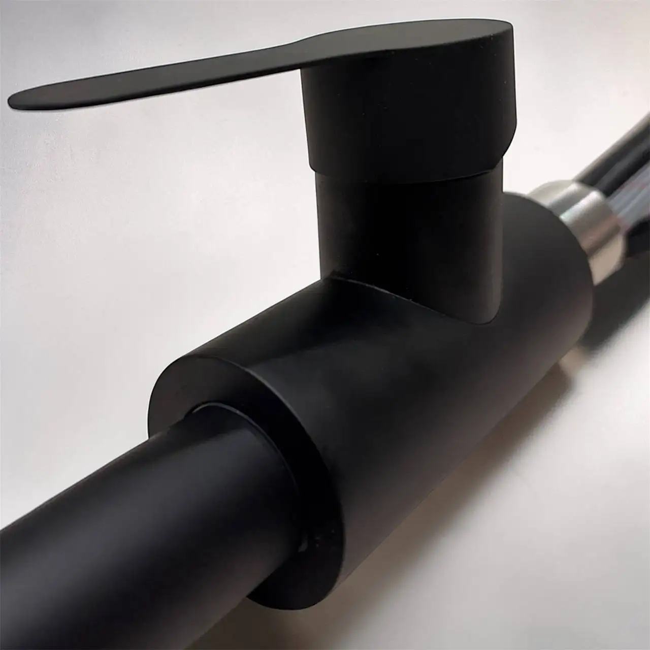 Кухонный смеситель с выдвижной лейкой в матовом черном цвете - Сантехника (Для дома и дачи) в Уфа