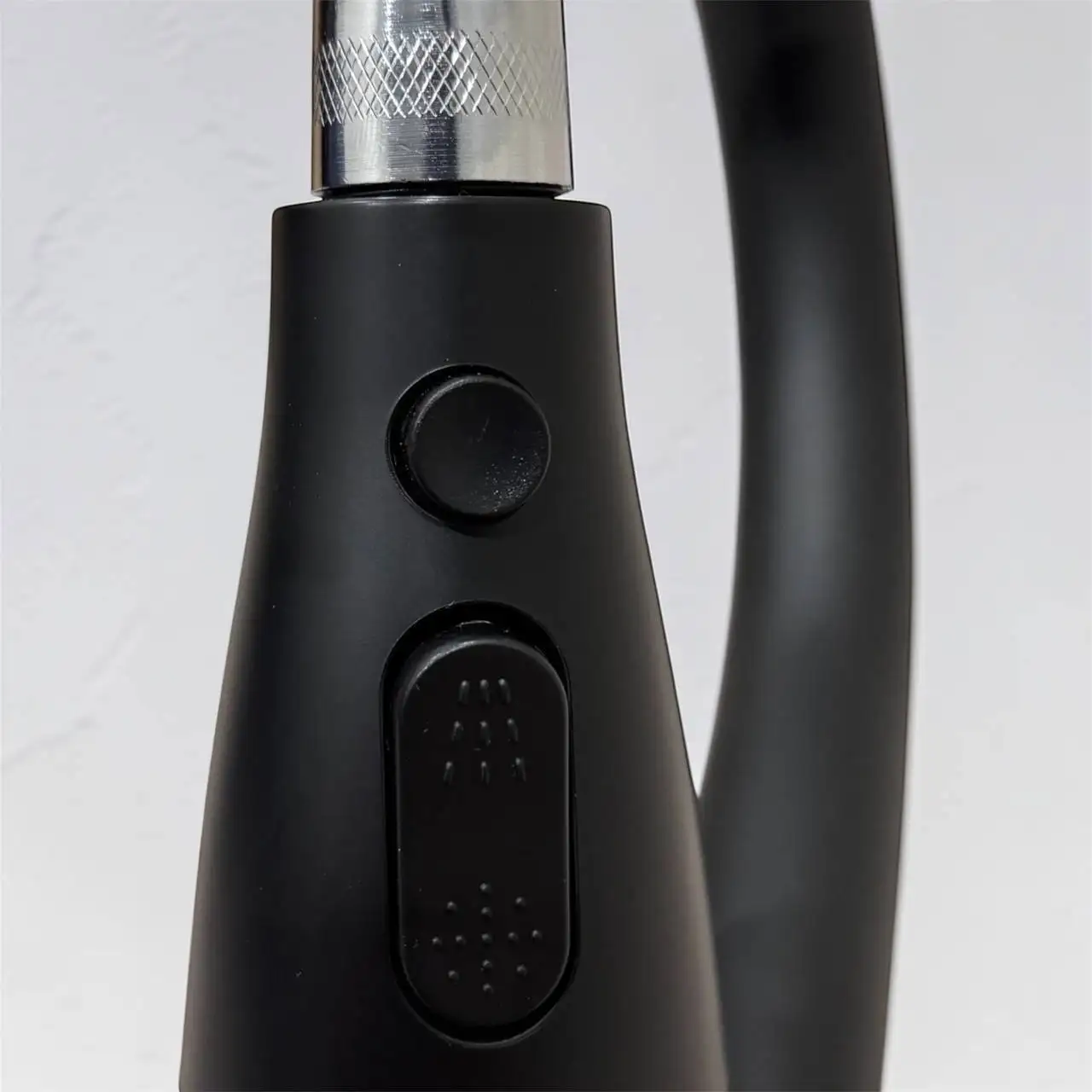 Кухонный смеситель с выдвижной лейкой в матовом черном цвете - Сантехника (Для дома и дачи) в Уфа