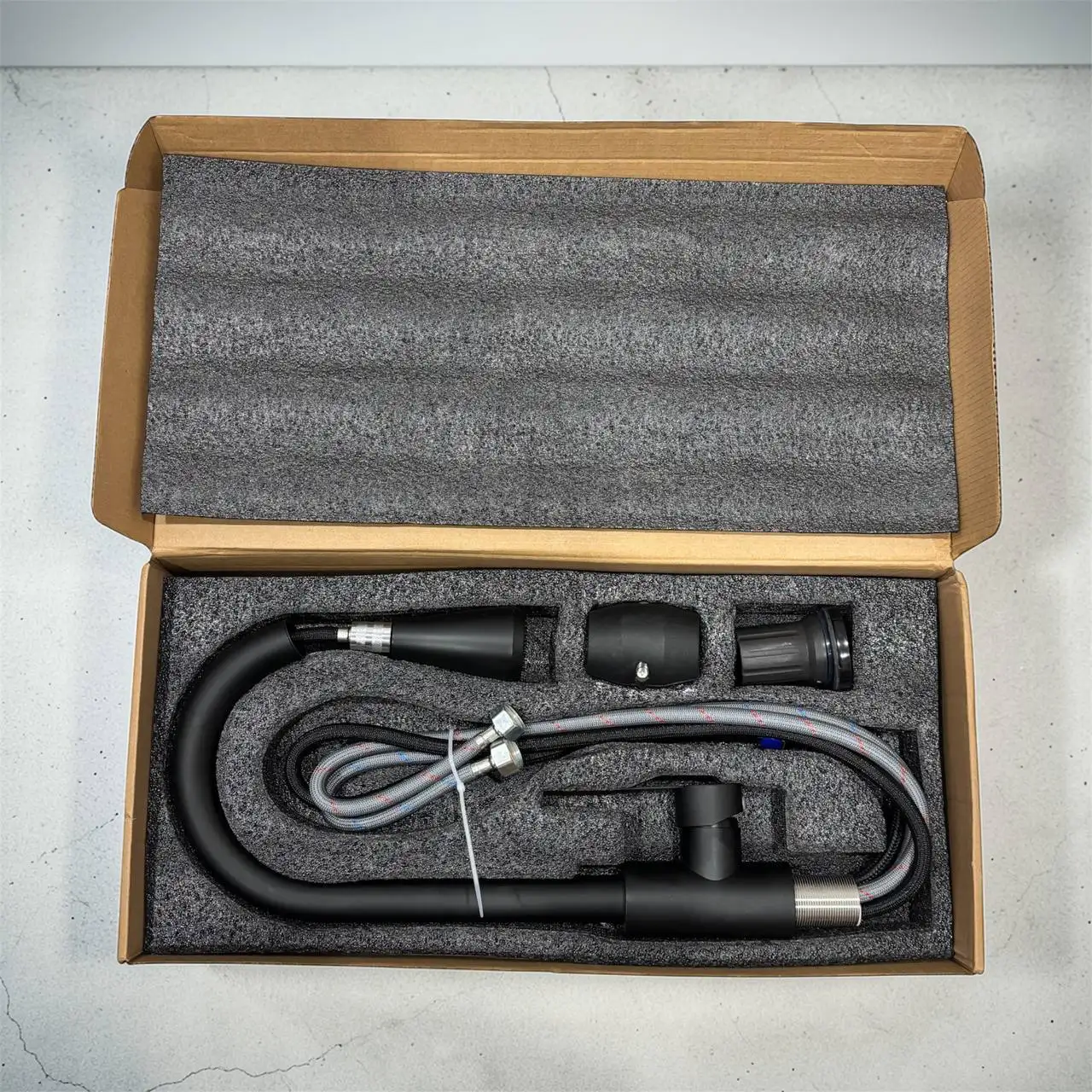 Кухонный смеситель с выдвижной лейкой в матовом черном цвете - Сантехника (Для дома и дачи) в Уфа