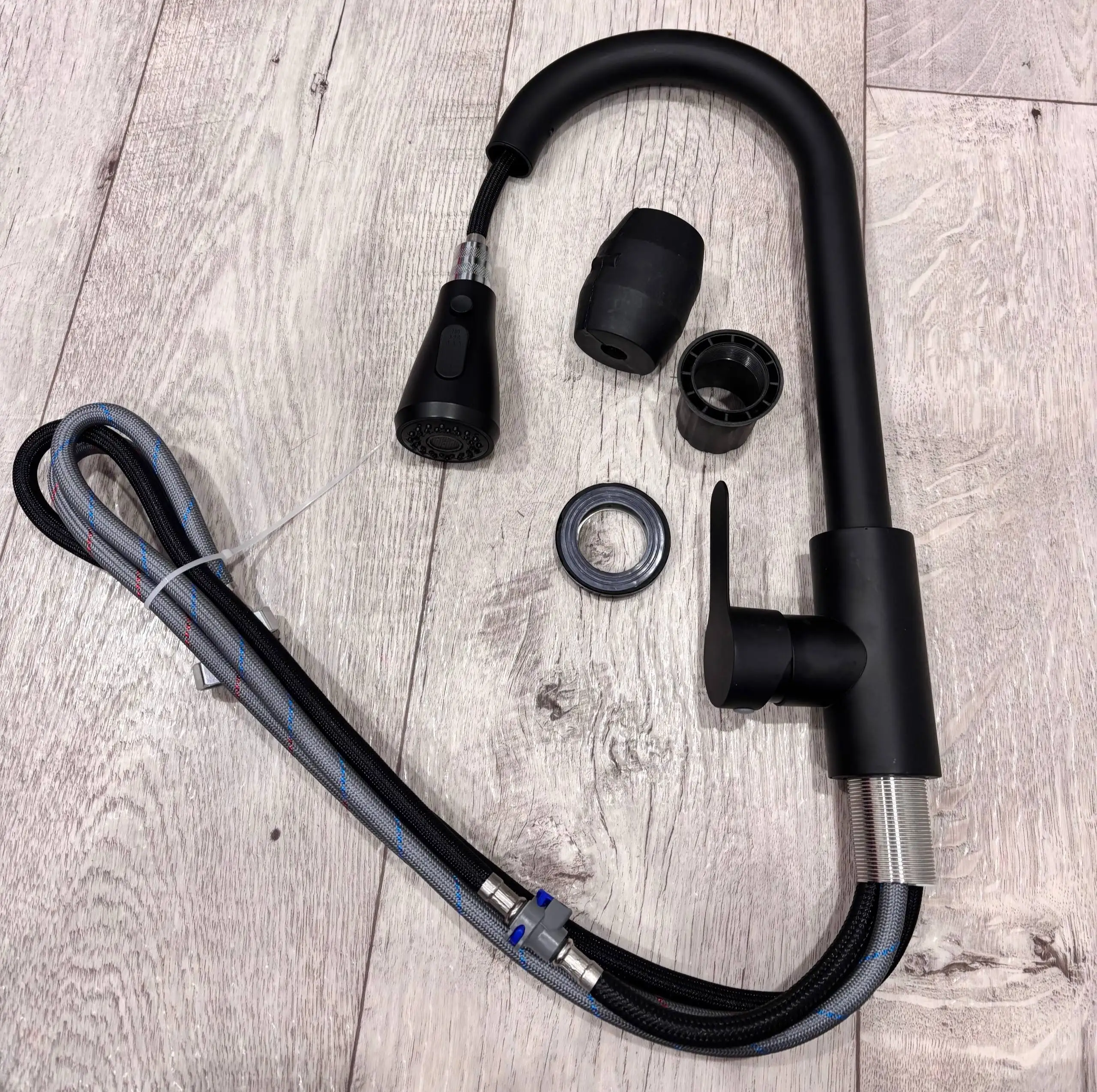 Новый кухонный смеситель чёрного цвета с выдвижной лейкой - Смесители (Для дома и дачи) в Уфа