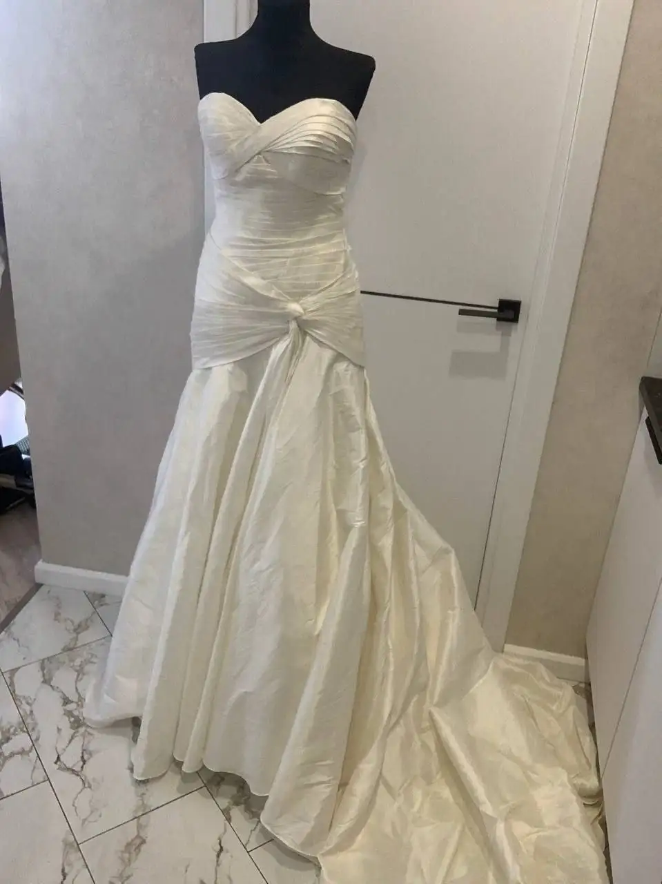Продается новое свадебное платье Pronovias - Свадебные платья (Одежда) в Неизвестно