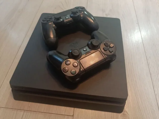 PlayStation 4 Slim 500 ГБ + 2 геймпада - Аксессуары для гаджетов в Уфа