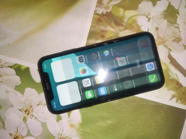 iPhone XR 128GB с поврежденным дисплеем - Планшеты в Уфа