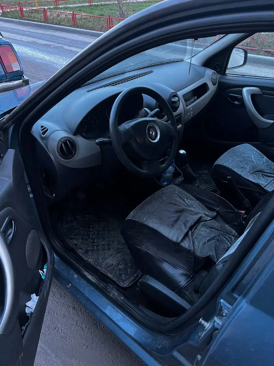 Renault Logan 2010 года с двигателем 1.4 - Легковые автомобили (Авто) в Чебоксары