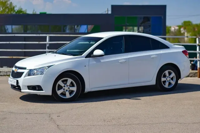 Chevrolet Cruze 2011 - Volkswagen Polo в Канаш