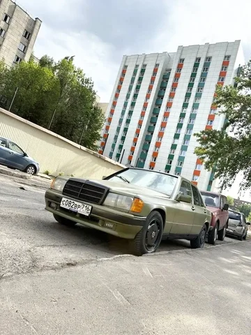 1983 Mercedes-Benz E190 - Mitsubishi Colt в Набережные Челны