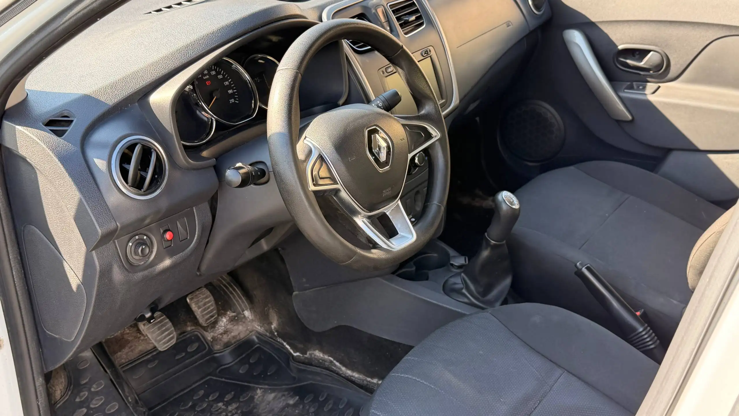 Renault Logan 2019 - Легковые автомобили (Авто) в Алексеевское