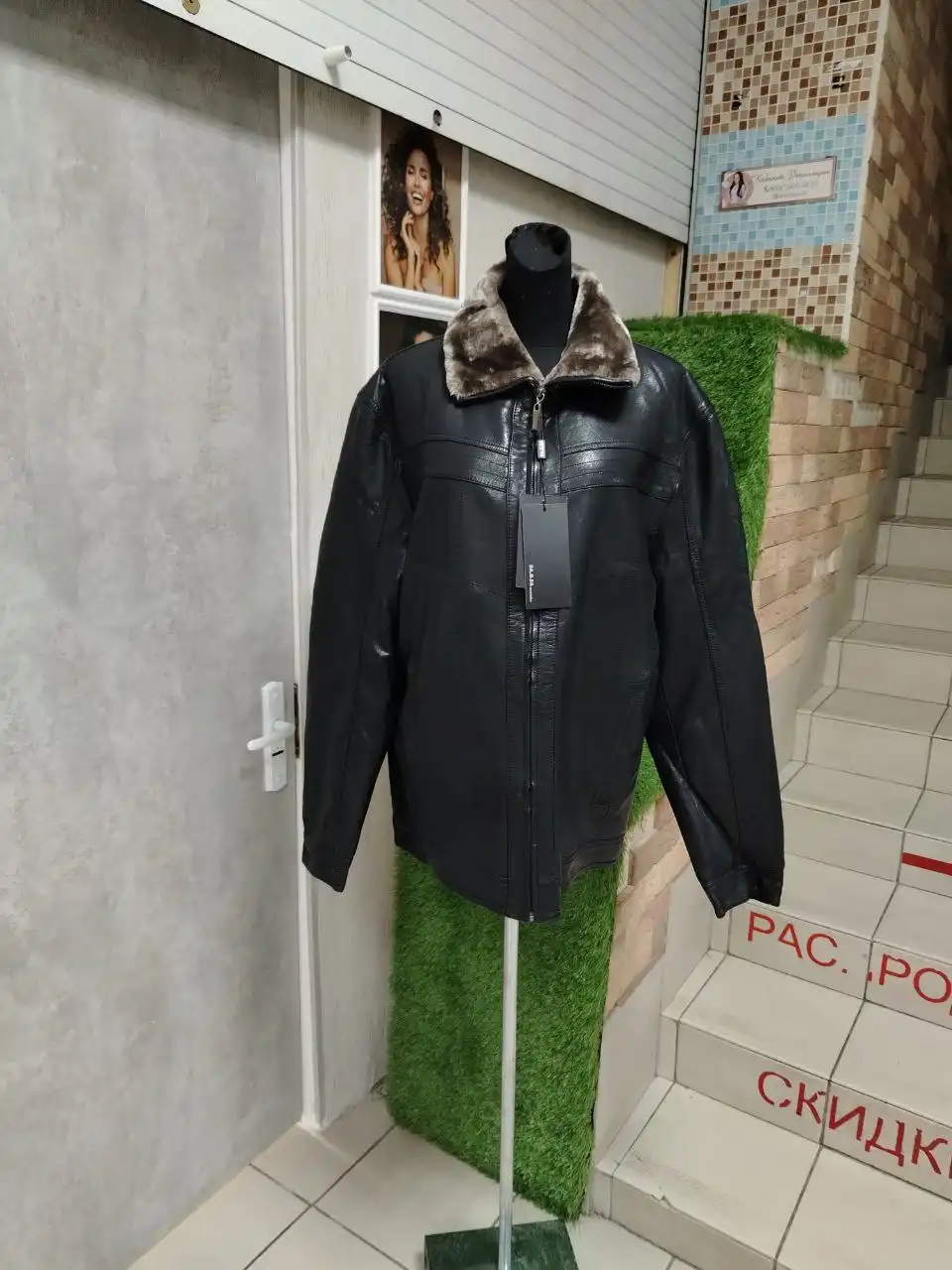 Новогодние скидки на теплые куртки, комбинезоны и красовки