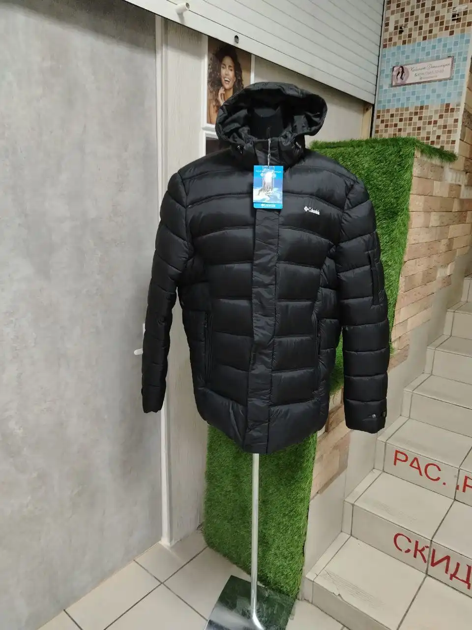 Новогодние скидки на теплые куртки, комбинезоны и красовки